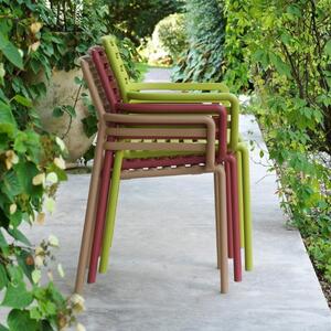 Světle hnědá plastová zahradní židle Nardi Doga s područkami