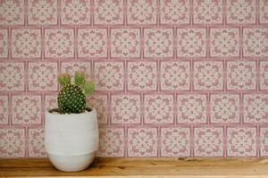 FUGU Dekorativní tapeta s geometrickým ornamentem – Ornamental Tiles Pink Materiál: Digitální eko vlies - klasická tapeta nesamolepicí