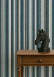 FUGU Moderní tapeta s jemným proužkem – Fine Stripes Blue Materiál: Digitální eko vlies - klasická tapeta nesamolepicí