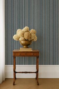 FUGU Designová proužkovaná tapeta – Fine Stripes Navy Materiál: Digitální eko vlies - klasická tapeta nesamolepicí