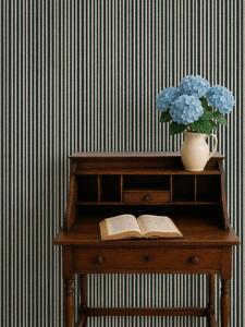 FUGU Elegantní pruhovaná tapeta – Fine Stripes Dark Green Materiál: Digitální eko vlies - klasická tapeta nesamolepicí
