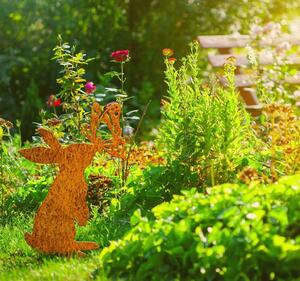 Zahradní kovová dekorace rezavý králík s motýlem 64 cm