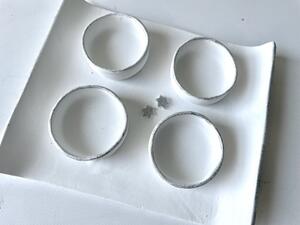 Keramický adventní svícen - bílo-stříbrný Keramika Andreas
