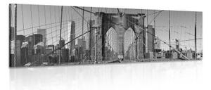 Obraz most Manhattan v New Yorku v černobílém provedení - 120x40 cm
