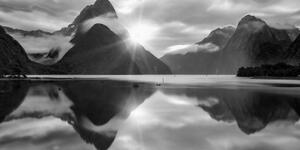 Obraz Milford Sound při východu slunce v černobílém provedení - 100x50 cm