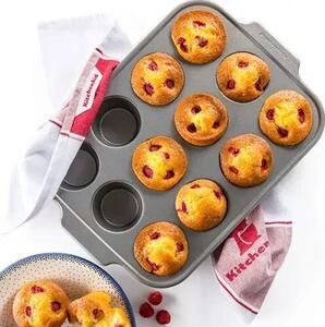 Bakeware - forma na muffiny 12 ks KitchenAid (Barva šedá)