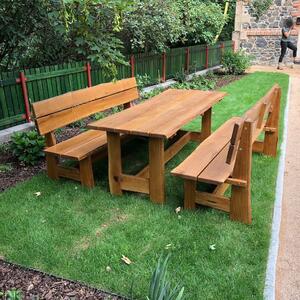 KULHÁNEK Zahradní dubová sestava - stůl, 2x lavice s opěradlem (rustikální provedení) Délka: individuální, Odstín nátěru: olej - palisandr