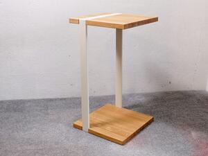 Odkládací stolek Kvakoš Typ a sukovitost dřeva: Dub s méně suky (0 Kč), Barva kovových nohou: Černá mat - RAL 9005 (0 Kč)