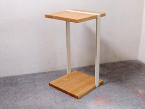 Odkládací stolek Kvakoš Typ a sukovitost dřeva: Dub sukovitý/rustikální (0 Kč), Barva kovových nohou: Černá mat - RAL 9005 (0 Kč)