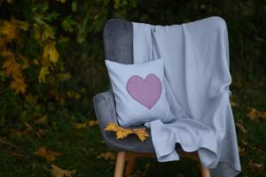 Nelly Lněný dekorativní povlak na polštář - srdce starorůžové na šedém