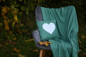 Nelly Lněný dekorativní povlak na polštář - zelený s bílým srdcem