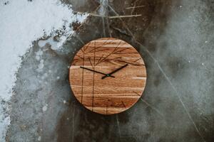 Dřevěné dubové hodiny s motivem stromů Šroub strojku a matka: Černá, Ručičky: 4