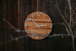 Dřevěné dubové hodiny s nalepovacími číslicemi Šroub strojku a matka: Stříbrná, Ručičky: 6
