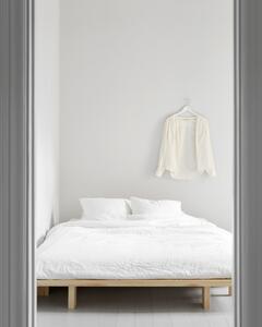 Dvoulůžková postel z borovicového dřeva s matrací Karup Design Japan Comfort Mat Black/Black, 140 x 200 cm