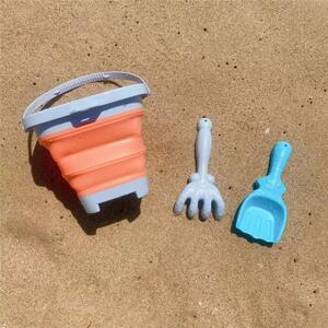 Skládací kyblík na písek s lopatkou a hráběmi Woopie oranžový