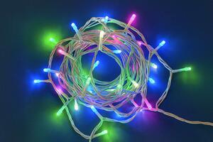 Venkovní LED vánoční řetěz - různobarevná, 100m, 1000 LED, bílý kabel