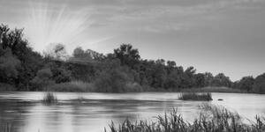Obraz východ slunce u řeky v černobílém provedení - 100x50 cm