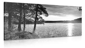 Obraz západ slunce nad jezerem v černobílém provedení - 100x50 cm