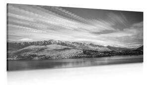 Obraz zapadající slunce nad jezerem v černobílém provedení - 100x50 cm