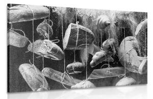 Obraz visící pečivo na laně v černobílém provedení - 90x60 cm