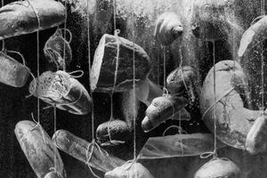 Obraz visící pečivo na laně v černobílém provedení - 120x80 cm