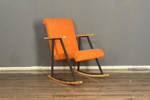 Oranžové houpací křeslo s kovovými a dřevěnými nohami Berta Concept Aila