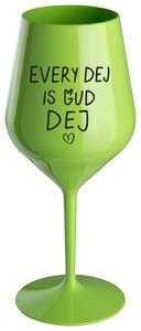 EVERY DEJ IS GUD DEJ - zelená nerozbitná sklenička na víno 470 ml
