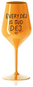 EVERY DEJ IS GUD DEJ - oranžová nerozbitná sklenička na víno 470 ml