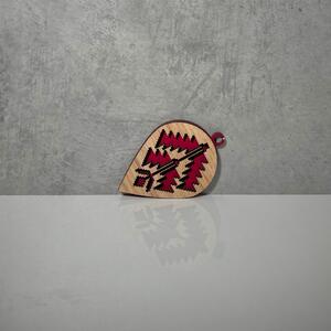 Wooden Mooden Dřevěné vánoční ozdoby Folklor (červený podklad) Tvar: kapka