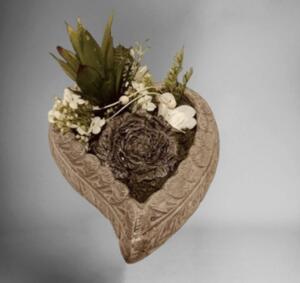 Aranžmá smuteční - srdce s reliéfem - sukulent umělý - květ pivoňky z cementu,pr.20cm
