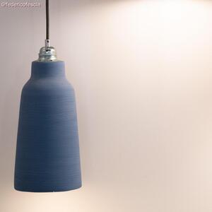 Creative cables Keramické stínidlo ve tvaru lahve z kolekcie Materia Barva komponentu: Modrá