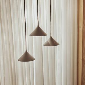 FRANDSEN Závěsné světlo Grasp, pískově šedá, Ø 15 cm, zástrčka, Krémová / jantar, Kuchyň, kov, Design