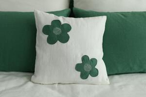 Lněný dekorativní povlak na polštář - zelené květy na bílém