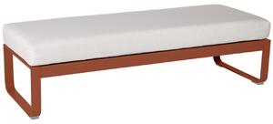 Bílá čalouněná lavice Fermob Bellevie 148 cm se zemitě červenou podnoží