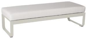 Bílá čalouněná lavice Fermob Bellevie 148 cm se světle šedou podnoží