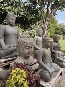 Ručně tesaná socha Buddha ze sopečného kamene 80 - 150 cm