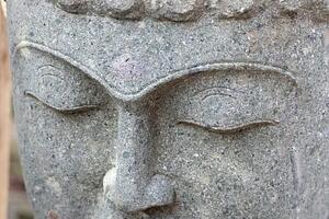Buddha hlava, tesaný