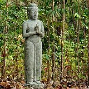 Stojící socha Buddhy z lávového kamene – ruční práce z Bali