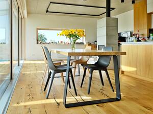 Majstrštych Jídelní stůl Brhlík - designový industriální nábytek Velikost stolu (D x Š): 140 x 80 (cm), Typ a sukovitost dřeva: Dub sukovitý/rustikální (0 Kč), Barva kovových nohou: Černá mat - RAL 9005 (0 Kč)