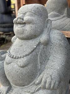Socha šťastný Buddha Bodhidharma – ručně tesaná z vulkanického kamene, Bali (60 a 80 cm)