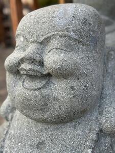 Socha šťastný Buddha Bodhidharma – ručně tesaná z vulkanického kamene, Bali (60 a 80 cm)