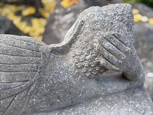 Ležící Buddha v mahasamadhi – ručně tesaná socha z vulkanického kamene, Bali
