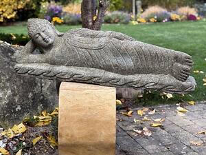 Ležící Buddha v mahasamadhi – ručně tesaná socha z vulkanického kamene, Bali