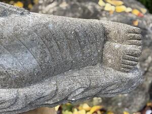 Ležící Buddha v mahasamadhi – ručně tesaná socha z vulkanického kamene, Bali