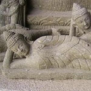 Ležící Buddha v mahasamadhi – ručně tesaná socha z vulkanického kamene, Bali