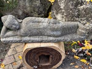 Ležící Buddha v mahasamadhi – ručně tesaná socha z vulkanického kamene, Bali