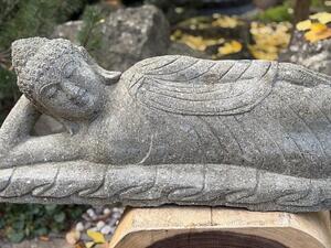 Ležící Buddha v mahasamadhi – ručně tesaná socha z vulkanického kamene, Bali