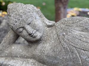 Ležící Buddha v mahasamadhi – ručně tesaná socha z vulkanického kamene, Bali