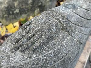 Ležící Buddha v mahasamadhi – ručně tesaná socha z vulkanického kamene, Bali