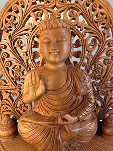 Indický sedící Buddha z tropického dřeva